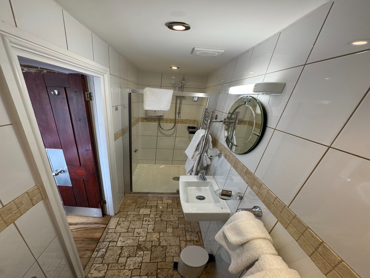 Captain's Cabin en suite shower room